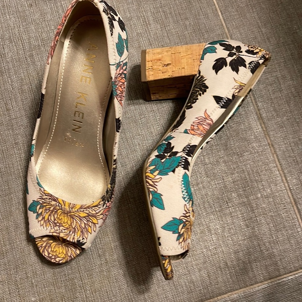 EUC  Ann Klein Floral peep toe Shoes size 6 Cork Heel